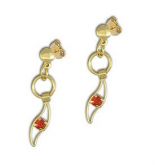 Brinco folheado a ouro, c/ adornos de fio, chapa e strass
