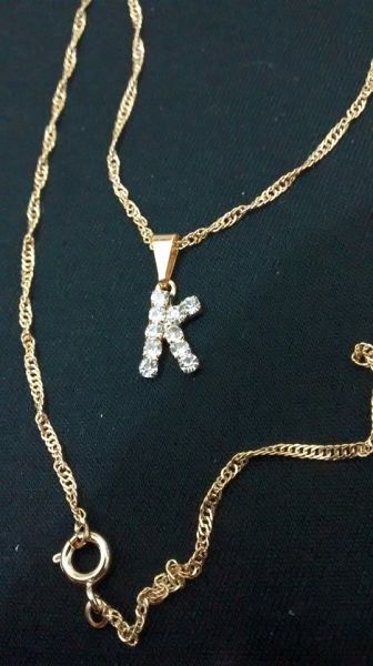Gargantilha com pingente letra k