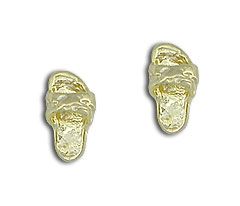 Brinco folheado a ouro em forma de um chinelinho.