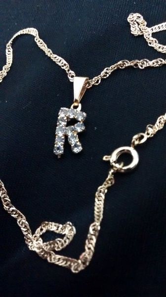 Gargantilha com pingente letra r