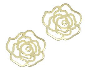 Brinco folheado a ouro em forma de uma flor vazada