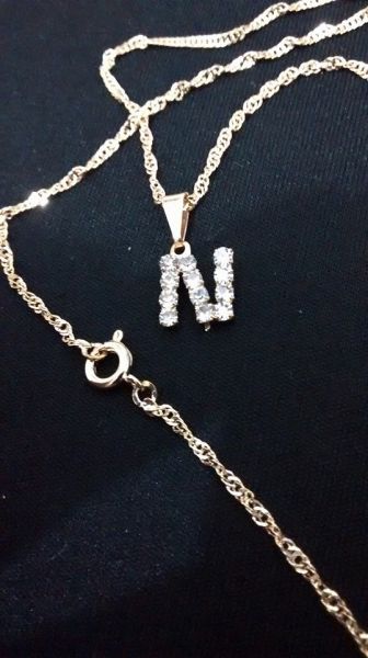 Gargantilha com pingente letra n